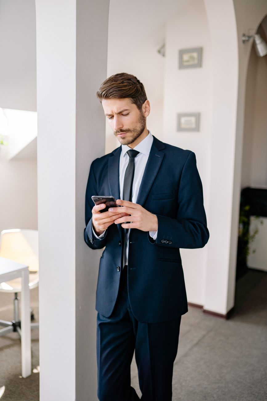Business traveler using 5G in Doha Qatar